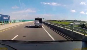 Tour de magie ? Un carton tombe d'un camion en route et retombe dedans