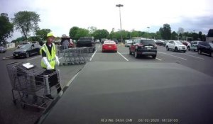 Employé de supermarché vs Chariots