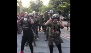 À Atlanta, la garde nationale entreprend une macarena avec des manifestants avant le couvre-feu