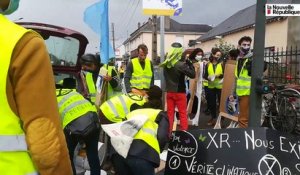 VIDEO. Piste cyclable : Extinction Rebellion  peint le chaînon manquant entre Blois et la Chaussée-Saint-Victor