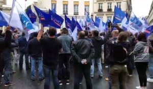 Des policiers en colère entonnent la Marseillaise devant le Ministère de l’Intérieur à Paris après avoir manifesté sur les Champs-Elysées - VIDEO