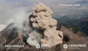 Les images aériennes de Popocatepetl, l'impression volcan mexicain en éruption