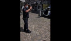 Les policiers ont déposé leurs menottes sur le sol de la Grand-Place de Huy