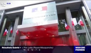 L'action choc d'Attac devant le ministère de la Santé à Paris