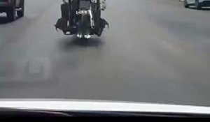 Il croise un motard très flippant sur la route