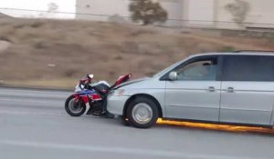 Ce conducteur n'a pas vu qu'il poussait une moto