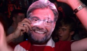 Liverpool - Les fans célèbrent le titre devant Anfield