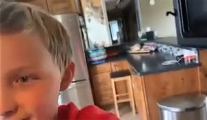 Un enfant met son téléphone au micro-ondes sur Twitch