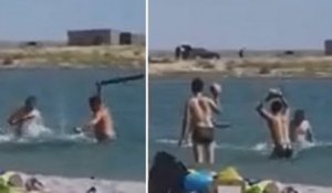 Kazakhstan : un phoque battu par des vacanciers pour que des enfants prennent des photos avec lui
