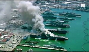 Un bateau de l'US Navy prend feu