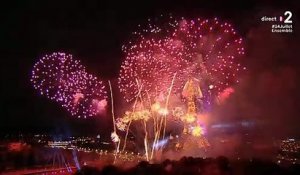 Regardez le final du feu d'artifice tiré hier soir depuis la Tour Eiffel à l'occasion du 14 juillet et diffusé en direct sur France 2