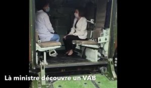 Florence Parly et un VAB, véhicule de l'avant blindé