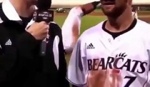 Cette équipe de baseball fait rire avec leur troll lors d’une interview de fin de match