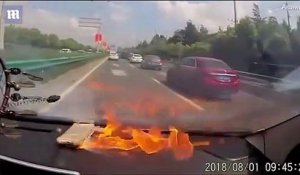 Son téléphone prend feu dans sa voiture en pleine route... Terrifiant