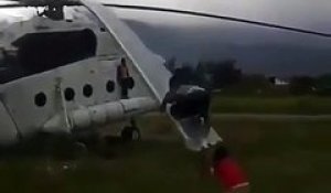 Ces enfants jouent à un jeu dangereux : trampoline sur les pales d'un hélicoptère... Fou