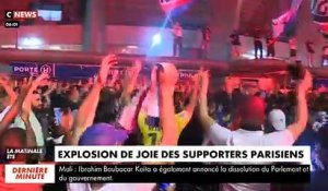 Malgré le Covid et les CRS, des centaines de supporters réunis sans masque hier soir sur les Champs Elysées pour fêter la victoire du PSG