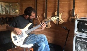L’artisan luthier Alexandre Littée est aussi bassiste