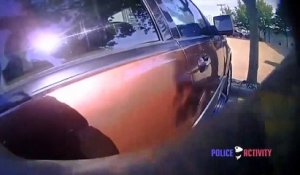 Un policier brise la vitre d'une voiture pour sortir un bébé laissé dedans  en plein soleil