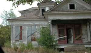 Il achète une maison délabrée et ce qu'il découvre caché dans le jardin est incroyable