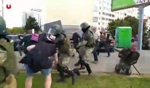 Des dizaines de milliers de manifestants à Minsk, près de 400 arrestations