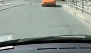 Cet homme décide de piétiner une voiture qui s'est arrêtée sur un passage piéton