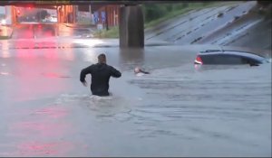 Un journaliste sauve en direct un homme de la noyade juste avant que sa voiture ne coule