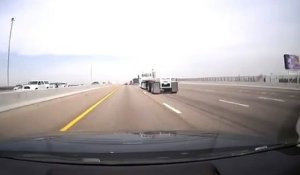 Un camion perd sa roue sur une autoroute