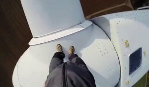 Il fait un saut en parachute depuis une pale d' éolienne