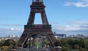 Les militants du mouvement écologiste Extinction Rébellion sont parvenus à déployer cet après-midi une banderole sur la tour Eiffel