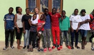 Une jeune femme de 26 ans a adopté 14 enfants africains après avoir fait du bénévolat dans un orphelinat