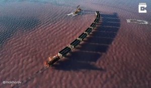 Les images magnifiques d'un train qui avance sur le lac rose en australie