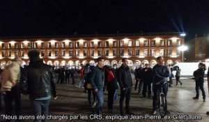 À Toulouse, sur la place du Capitole, des manifestants dénoncent le confinement