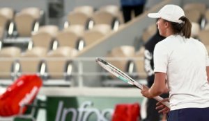 Roland-Garros 2021 - Iga Swiatek, la tenante du titre à l'entrainement à Roland-Garros avec un nouveau équipementier