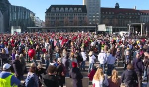 Allemagne: des milliers d'"anti-masques" protestent contre les mesures de restriction