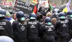 À Berlin, la police disperse au canon à eau une manifestation d'"anti-masques"