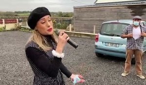 Hélène Dor, chanteuse professionnelle, chante à domicile pendant le confinement.