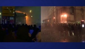 Loi sécurité globale: à Paris, des pompiers tentent d'intervenir pour éteindre un kiosque en feu place de la Bastille
