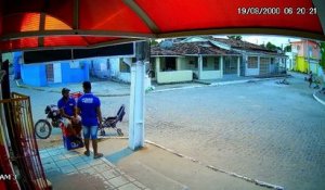 Deux hommes à cheval braquent une épicerie (Brésil)