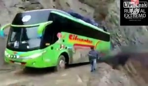 Ce chauffeur de bus évite le pire sur une route de montagne...