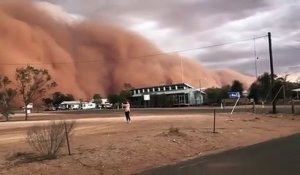 Cette ville en australie se fait avaler par une  énorme tempête de sable