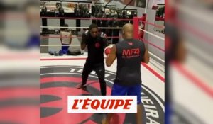 Clarence Seedorf s'essaie à la boxe - Foot - WTF