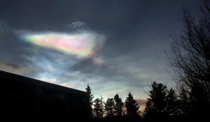 Il filme un nuage mystérieux dans le ciel de Reykjavík en Islande