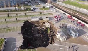 Un énorme gouffre se forme sur le parking d'un hôpital à Naples