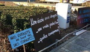 Ils manifestent contre le port du masque à l’école