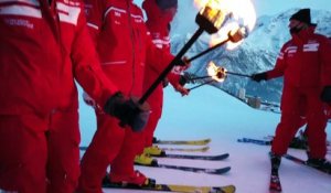 Les moniteurs de ski de stations organisent une descente aux flambeaux afin de mettre la pression su