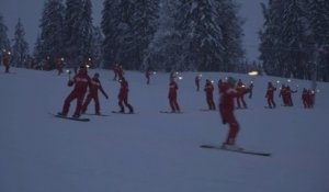 Stations de ski: des moniteurs se mobilisent pour une descente aux flambeaux symbolique