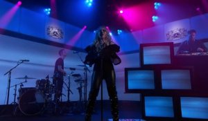 Sabrina Carpenter chante "Alien" avec Jonas Blue en live