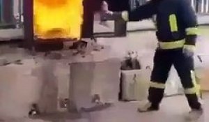 Ce pompier éteint un feu d'une façon incroyable... avec une bouteille de coca