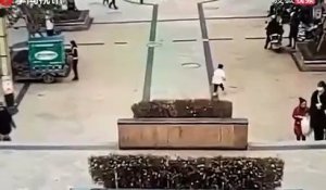 Un enfant jette un pétard dans une bouche d’égout mais ne s'attendait pas à ça (Chine)