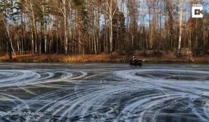 Ces fous font de la moto sur un lac gelé